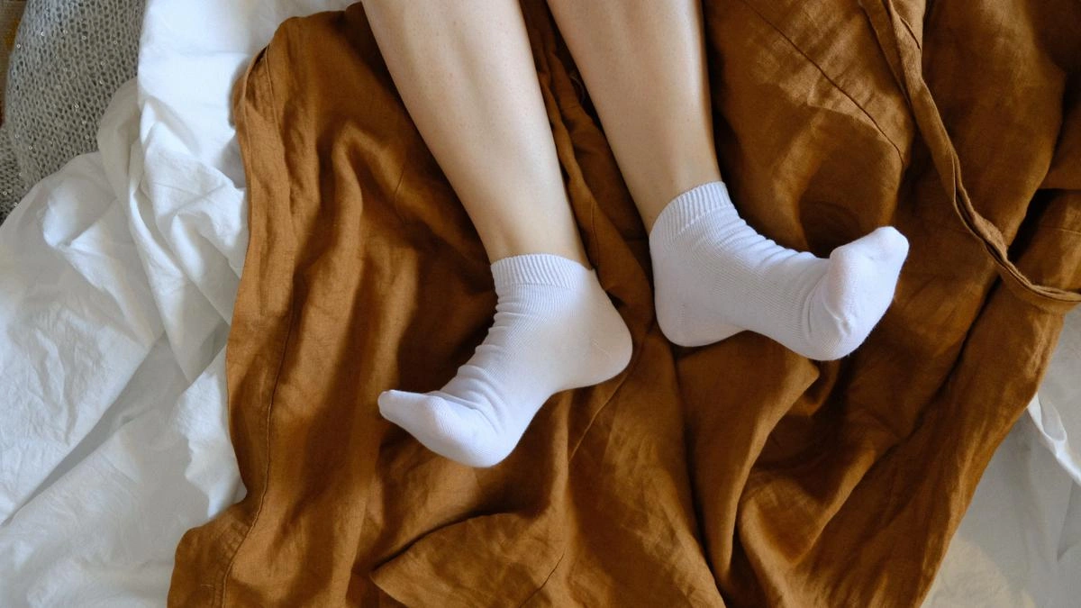 Pakai Kaos Kaki Saat Tidur Mengatasi Kaki pecah pecah